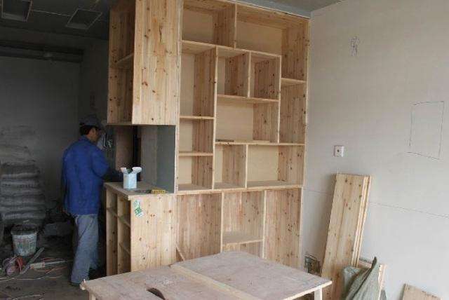 家装柜子是请木工打柜子好还是全屋定制柜子好,哪种更划算 家装柜子是请木工打柜子好还是全屋定制柜子好,哪种更划算