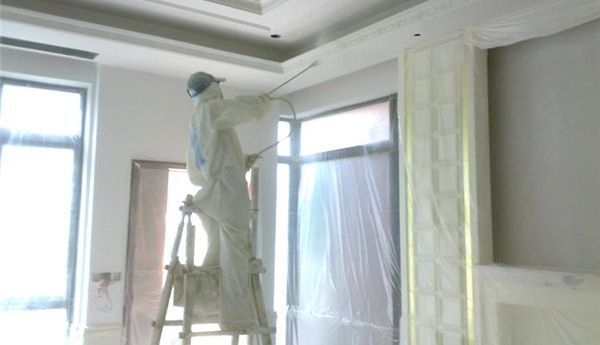 装修施工:粉刷墙面是用滚轮粉刷还是用机器喷涂?哪种更好? 装修施工:粉刷墙面是用滚轮粉刷还是用机器喷涂?哪种更好?